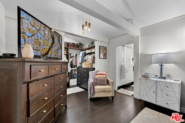 5341 Mecca Avenue, Tarzana CA: https://media.crmls.org/mediaz/fb889b5d-7446-4995-8248-99346523e85f.jpg