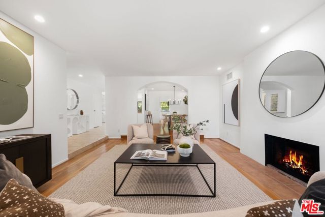 3018 Nicada Drive, Los Angeles CA: https://media.crmls.org/mediaz/fb8908e3-85a1-432d-859c-6f985fedbf53.jpg