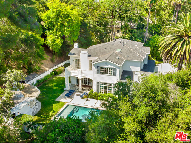 3815 Valley Meadow Road, Encino CA: https://media.crmls.org/mediaz/fb899828-d8b4-411e-b68d-330bb0682029.jpg