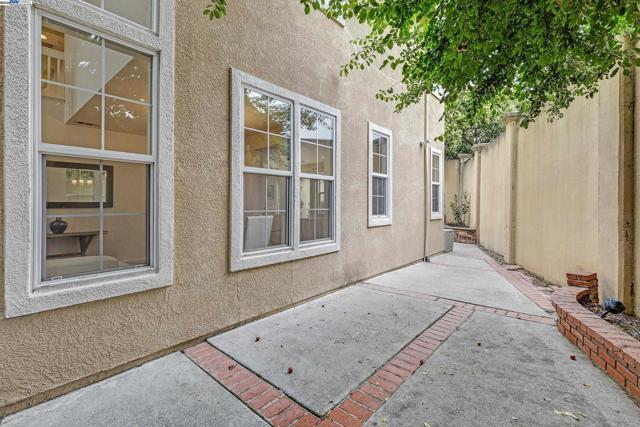 34906 Herringbone Ct, Union City CA: https://media.crmls.org/mediaz/fb8a291e-28ef-4b14-9da0-8d67fe28395f.jpg