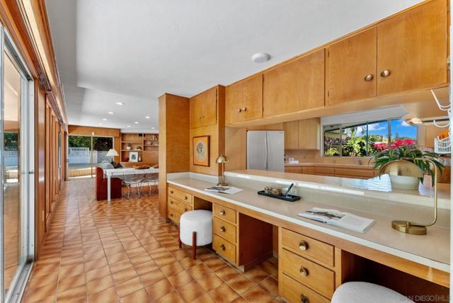 4936 Alzeda Drive, La Mesa CA: https://media.crmls.org/mediaz/fb8b9302-83f2-4069-b0d4-76d3a7f441e1.jpg