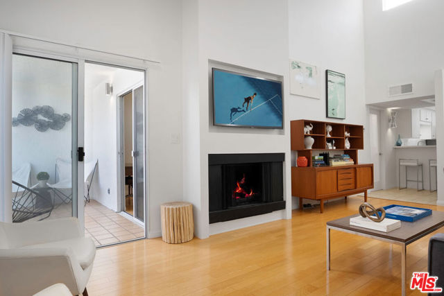 943 12th Street, Santa Monica CA: https://media.crmls.org/mediaz/fb8db315-9359-43b3-8af4-fdde20f2bbcc.jpg