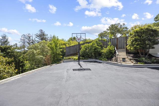 1095 Macadamia Drive, Hillsborough CA: https://media.crmls.org/mediaz/fb8f75bc-457c-4847-bcb7-6a628056c0dc.jpg