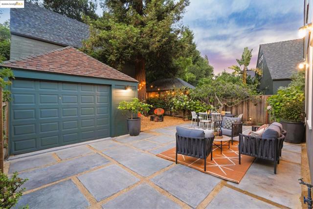 924 Trestle Glen Rd, Oakland CA: https://media.crmls.org/mediaz/fb8f89e3-503b-47e0-a4f6-fe4f3f57aea6.jpg
