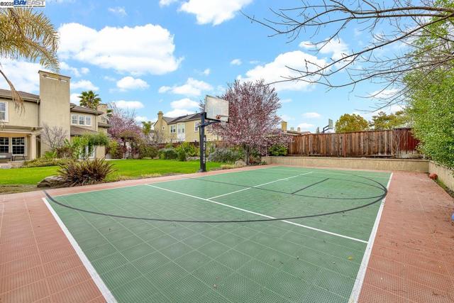 1037 Sunset Creek Ln, Pleasanton CA: https://media.crmls.org/mediaz/fb9037e1-de80-4f39-9ad6-034a139c4535.jpg