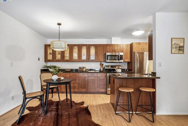 950 Shorepoint Ct, Alameda CA: https://media.crmls.org/mediaz/fb90720f-c7ca-4ed7-9af1-8a6307a4b4e1.jpg