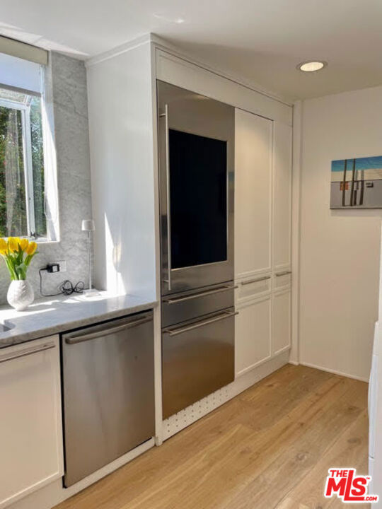 9033 VISTA GRANDE Street, West Hollywood CA: https://media.crmls.org/mediaz/fb90a1c2-53ae-49bb-be20-06fa3d8ebff9.jpg