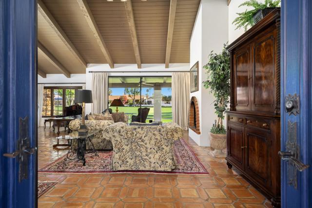 49470 Avila Drive, La Quinta CA: https://media.crmls.org/mediaz/fb910906-8fef-4cd3-a5e6-af90d62791ae.jpg
