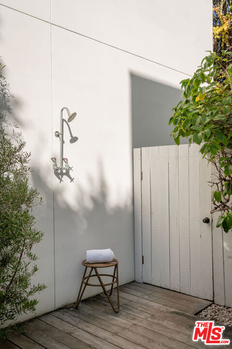 509 Santa Clara Avenue, Venice CA: https://media.crmls.org/mediaz/fb91c779-b01f-49e3-b2ed-d9aac0234aad.jpg