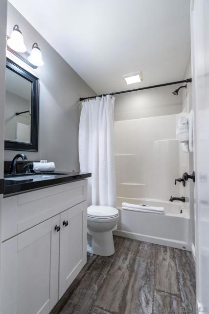 845 Beryl St unit B, San Diego CA: https://media.crmls.org/mediaz/fb9214e6-24f5-4997-9724-b8daa3975aa9.jpg