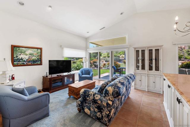 15462 Avenida Rorras, San Diego CA: https://media.crmls.org/mediaz/fb922d4f-2d01-4e35-8520-a8d426cea192.jpg