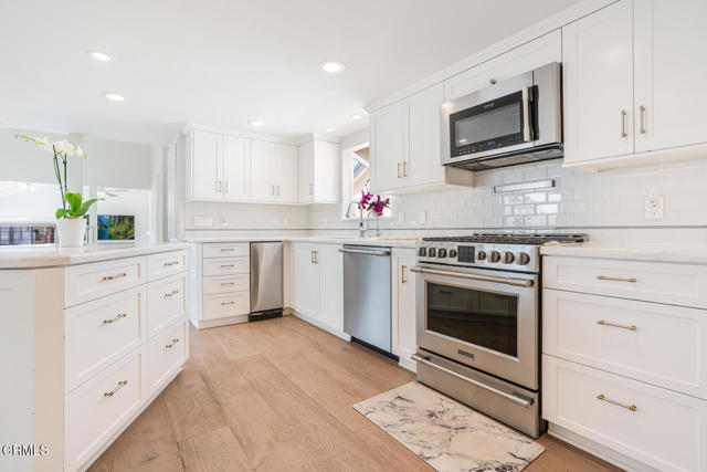 5040 Island View Street, Oxnard CA: https://media.crmls.org/mediaz/fb933c4e-f41c-4f56-aff7-254d38d11e76.jpg