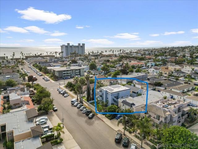 928 Diamond St, San Diego CA: https://media.crmls.org/mediaz/fb93c38e-41a5-4422-9b57-ed0a007c6fec.jpg