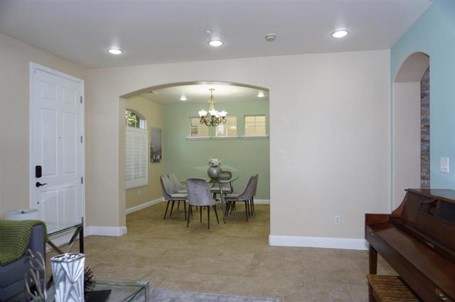 7950 English Oak Circle, Gilroy CA: https://media.crmls.org/mediaz/fb947556-767c-4ecf-add9-8f13ec4ff56c.jpg