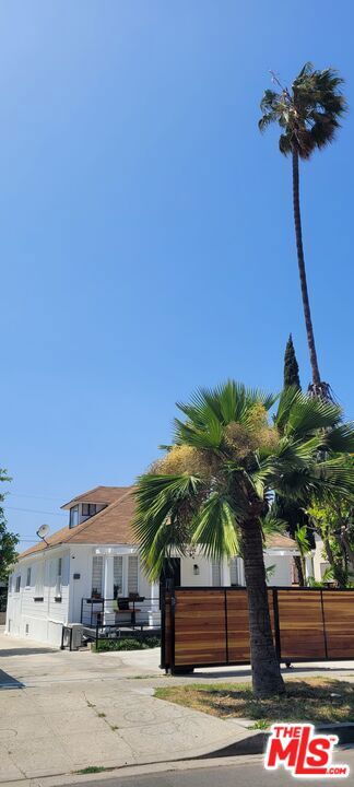 1277 W West Boulevard, Los Angeles CA: https://media.crmls.org/mediaz/fb963706-b5e0-47c4-a934-532a403a31a2.jpg