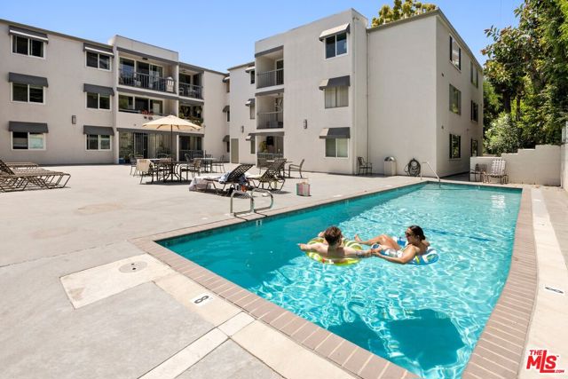 8535 W West Knoll Drive, West Hollywood CA: https://media.crmls.org/mediaz/fb96585b-612d-46c3-9884-464910195ea0.jpg