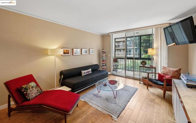 250 Whitmore St, Oakland CA: https://media.crmls.org/mediaz/fb98911e-a966-4513-a156-c70d7cf76078.jpg