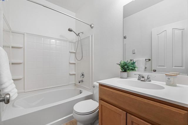 6677 S Mariposa Ln, Dublin CA: https://media.crmls.org/mediaz/fb98f44c-ec1f-48a6-af4a-67431a6f3ed7.jpg