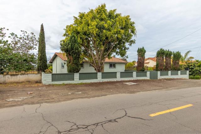 361 E Indian Rock Rd, Vista CA: https://media.crmls.org/mediaz/fb9a6931-243d-4e69-a257-565eab60befe.jpg