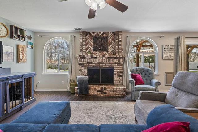 1980 Ponderosa Court, Hollister CA: https://media.crmls.org/mediaz/fb9aa95c-4f43-4ea0-861a-2d41278777b6.jpg