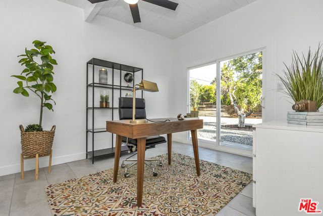 547 N Farrell Drive, Palm Springs CA: https://media.crmls.org/mediaz/fb9b0389-f453-4c65-b44b-149cc99c4594.jpg