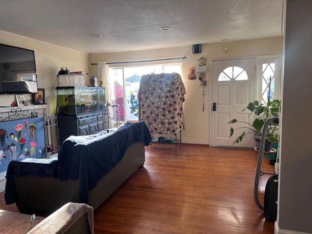 2547 Hazelwood Way, East Palo Alto CA: https://media.crmls.org/mediaz/fb9b9132-96b3-4f90-8100-4a9bd97bf55e.jpg