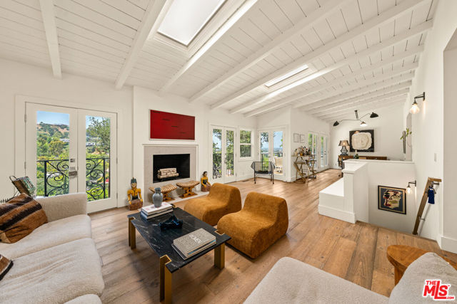 13513 Cheltenham Drive, Sherman Oaks CA: https://media.crmls.org/mediaz/fb9bb0cc-37be-4394-9f0f-203838915fcc.jpg