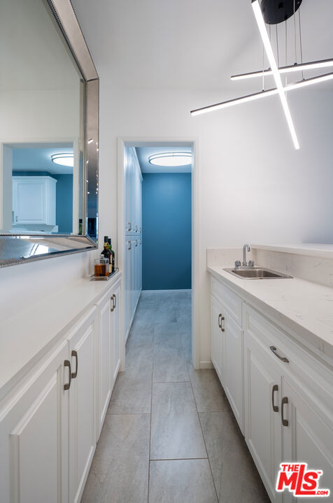 927 N Kings Road, West Hollywood CA: https://media.crmls.org/mediaz/fb9bfd6f-76b3-4722-aa4a-6684604731ab.jpg