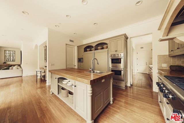 223 24th Street, Santa Monica CA: https://media.crmls.org/mediaz/fb9c0037-230a-4254-b1a0-9919b6d3d5f8.jpg