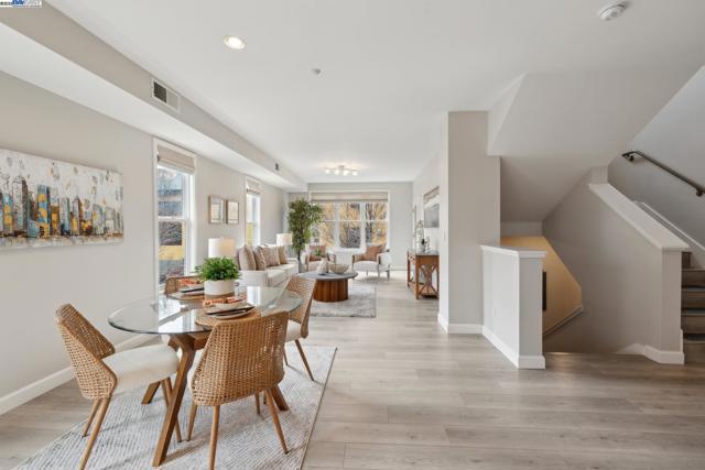 303 Bowsman Ct, Oakland CA: https://media.crmls.org/mediaz/fb9d23b7-fe84-4258-99b1-5c02205af3a1.jpg