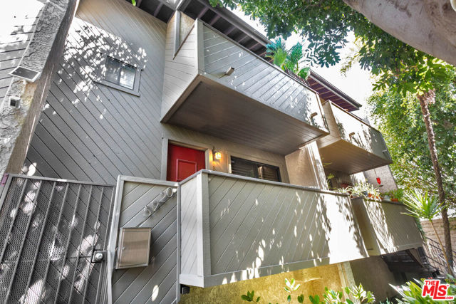 5920 Chula Vista Way, Los Angeles CA: https://media.crmls.org/mediaz/fb9d3925-4296-437b-8172-2afc3c84a628.jpg
