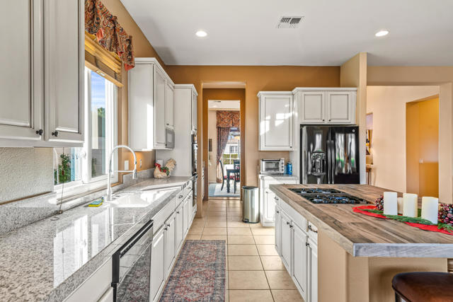 17 Corte Del Sol, Rancho Mirage CA: https://media.crmls.org/mediaz/fb9e112e-bde4-4796-b57c-cc0052a5f596.jpg