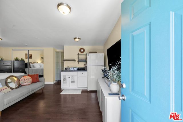 7659 Lindley Avenue, Reseda CA: https://media.crmls.org/mediaz/fb9e3d8c-f15d-4c07-8417-104131f3d636.jpg