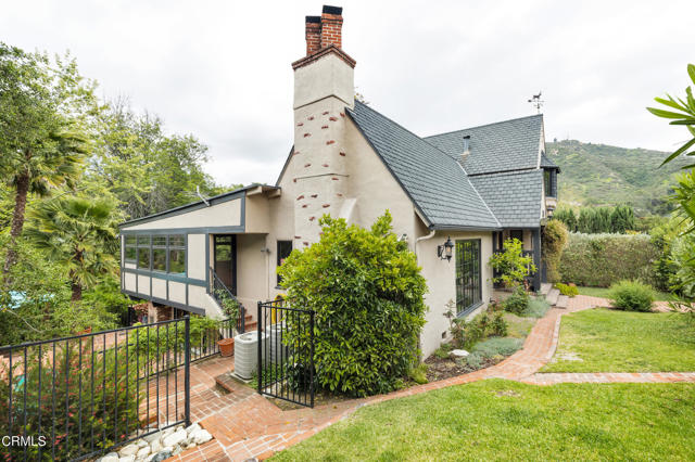 1602 Golf Club Drive, Glendale CA: https://media.crmls.org/mediaz/fb9edf06-00c3-4420-9f00-2fe2188de5c6.jpg