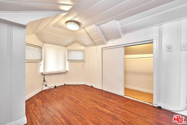 1147 S Mariposa Avenue, Los Angeles CA: https://media.crmls.org/mediaz/fb9ef909-1700-4690-a3e3-24dbef5b2230.jpg