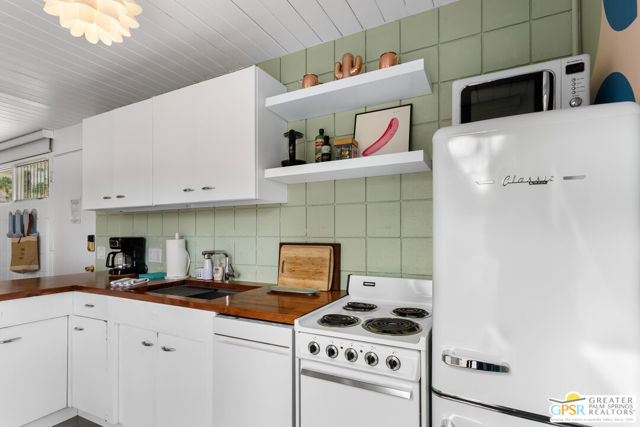 1111 E Palm Canyon Drive, Palm Springs CA: https://media.crmls.org/mediaz/fb9f688d-274e-4a7f-98c8-ba54af8d9586.jpg