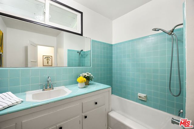 15519 Huston Street, Encino CA: https://media.crmls.org/mediaz/fba21e84-b9bb-4853-a953-98b1d06fc603.jpg