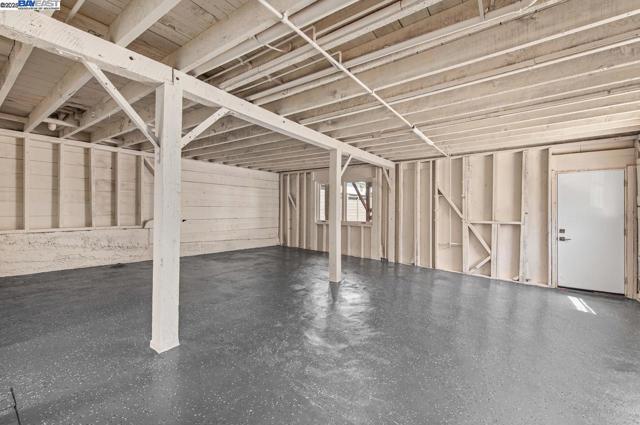2356 15th St, San Francisco CA: https://media.crmls.org/mediaz/fba2699e-d7d8-4689-b3f8-f3b93da0d4c2.jpg
