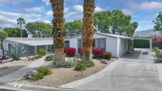 49305 Highway 74, Palm Desert CA: https://media.crmls.org/mediaz/fba46bb3-e9f5-40aa-a427-4708314ec9eb.jpg