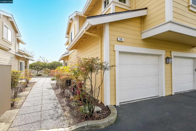 314 Skyline Dr, San Ramon CA: https://media.crmls.org/mediaz/fba64358-4413-434c-8606-97c3a1b26eff.jpg