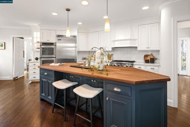 9 El Sueno, Orinda CA: https://media.crmls.org/mediaz/fba70c59-755d-4c92-9ac1-891812ef1b5a.jpg
