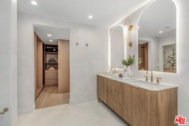 5 Bed Home for Sale in Los Angeles, California