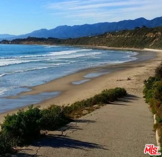 41 W Warner Street, Ventura CA: https://media.crmls.org/mediaz/fbaa3c78-2756-4b0c-a2a0-b9e18e6e1155.jpg