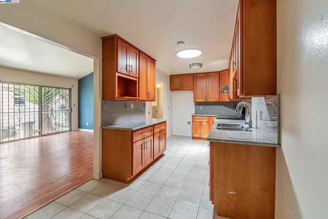 2538 E 16Th St, Oakland CA: https://media.crmls.org/mediaz/fbaa87d7-7175-4deb-adc9-c7b787f75a5b.jpg