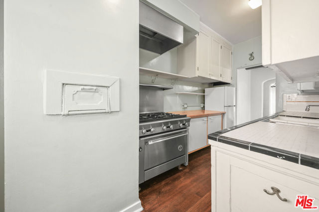 6686 Emmet Terrace, Los Angeles CA: https://media.crmls.org/mediaz/fbab94de-61bf-41e6-afdf-af02e37e1794.jpg