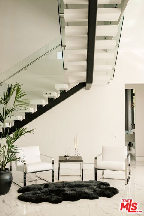 4049 Coldwater Canyon Avenue, Studio City CA: https://media.crmls.org/mediaz/fbab996e-ab07-47cc-a23f-166d3881b16b.jpg