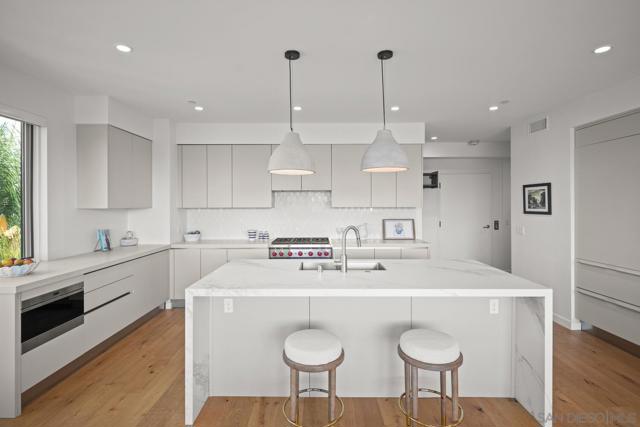 1014 5th St, Coronado CA: https://media.crmls.org/mediaz/fbac931a-0458-4649-8b4b-45711b3d7058.jpg