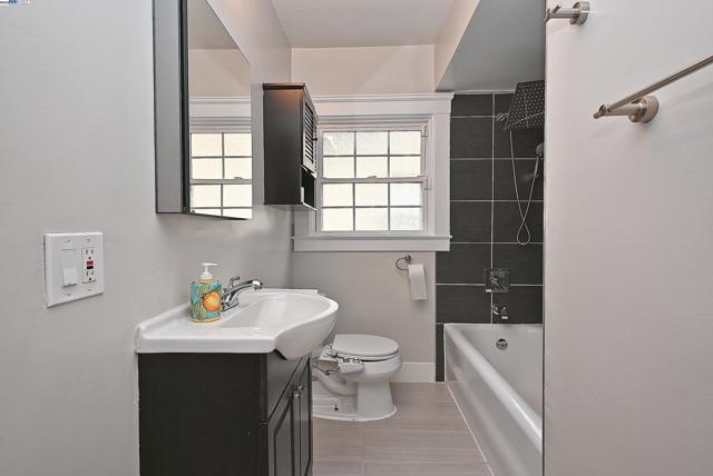 5706 Brookdale Ave, Oakland CA: https://media.crmls.org/mediaz/fbac9bce-71f0-47c8-a386-fc9c27a3b1d9.jpg