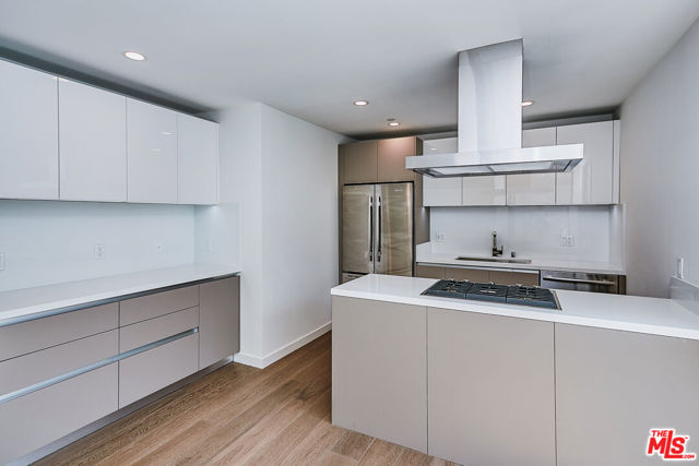 328 N Maple Drive, Beverly Hills CA: https://media.crmls.org/mediaz/fbac9e99-3d48-47df-9908-848f7c2606cc.jpg