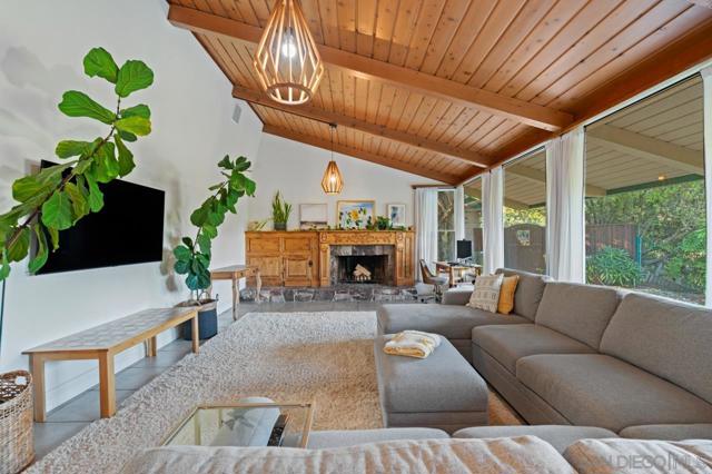 9835 Edgelake Dr, La Mesa CA: https://media.crmls.org/mediaz/fbad4b59-02fe-4cb9-be6f-97197cdb1381.jpg